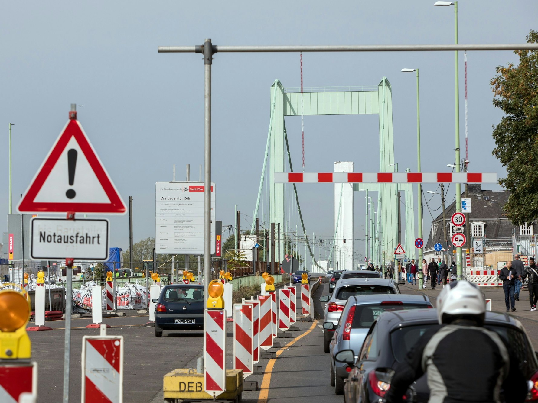 Ein Blick auf die befahrene Mülheimer Brücke von Mülheim aus.