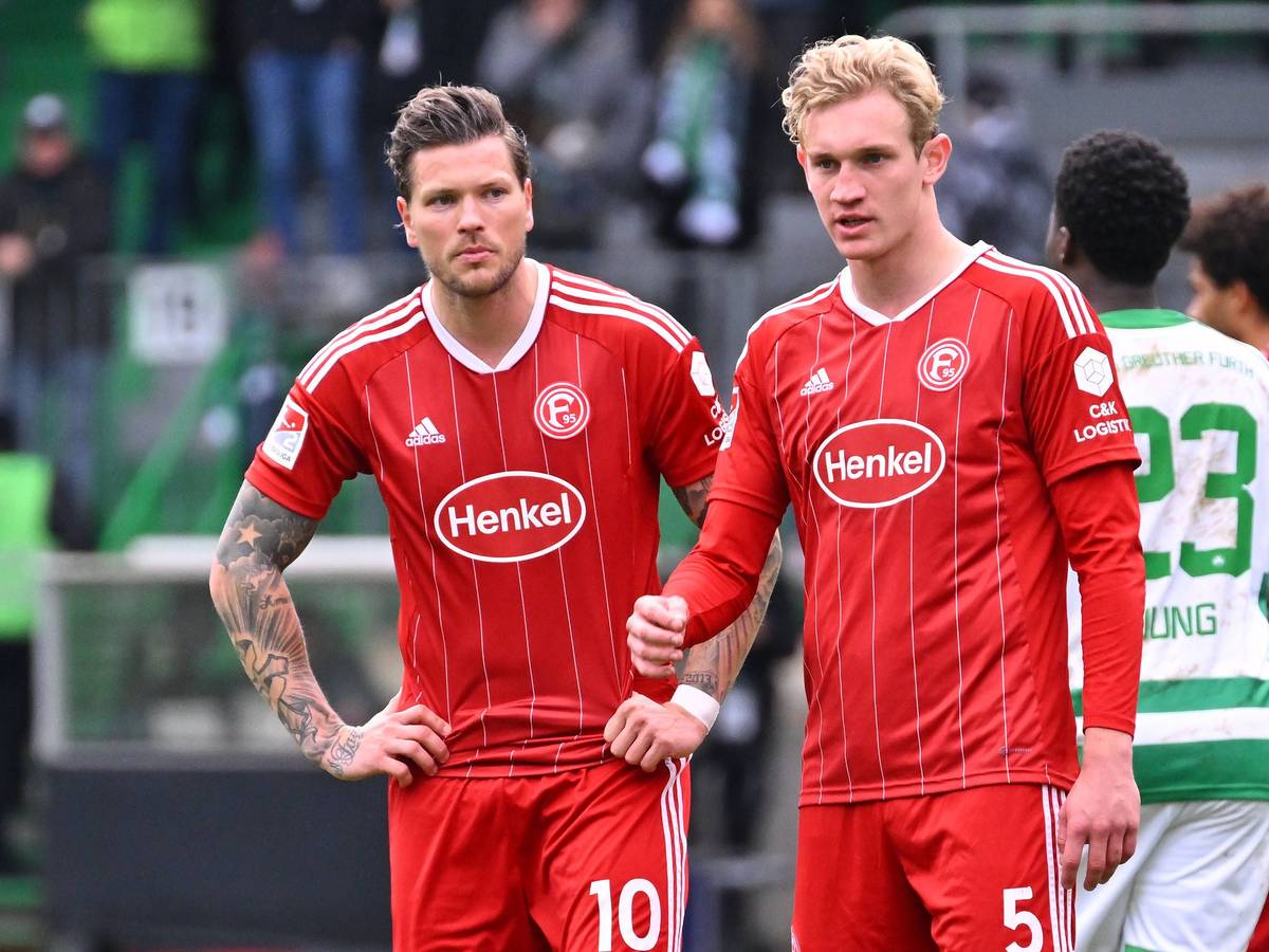Daniel Ginczek und Christoph Klarer stehen während des Auswärtsspiels bei der SpVgg Greuther Fürth frustriert auf dem Platz.