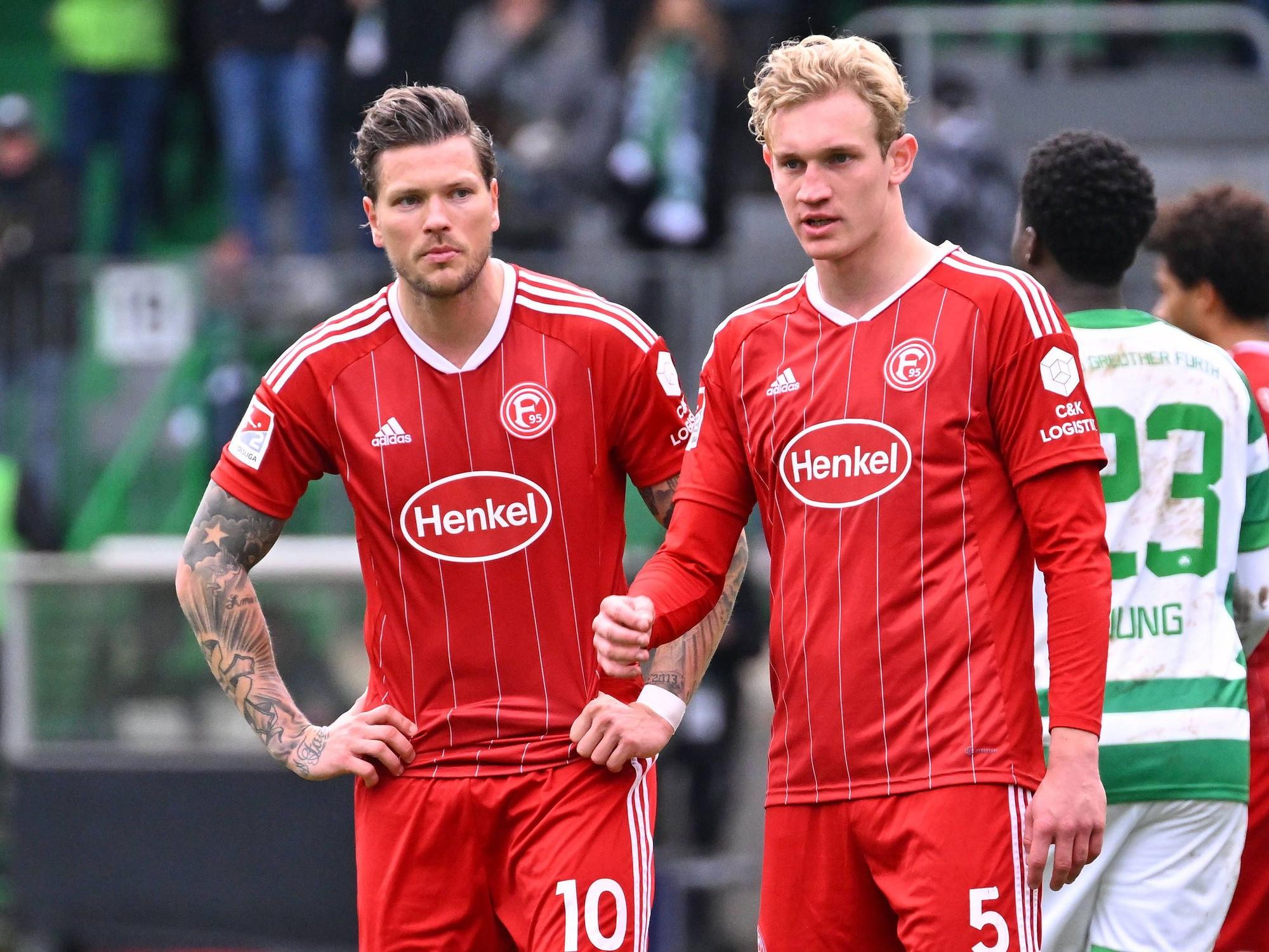 Daniel Ginczek und Christoph Klarer stehen während des Auswärtsspiels bei der SpVgg Greuther Fürth frustriert auf dem Platz.