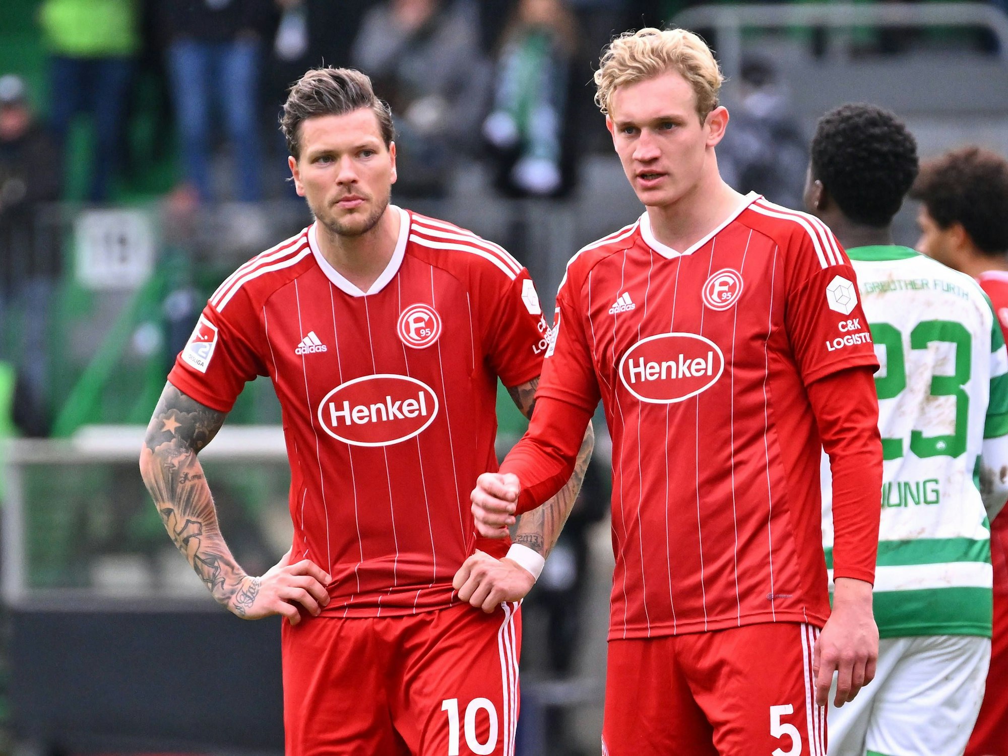 Daniel Ginczek und Christoph Klarer stehen während des Auswärtsspiels bei der SpVgg Greuther Fürth frustriert auf dem Platz.