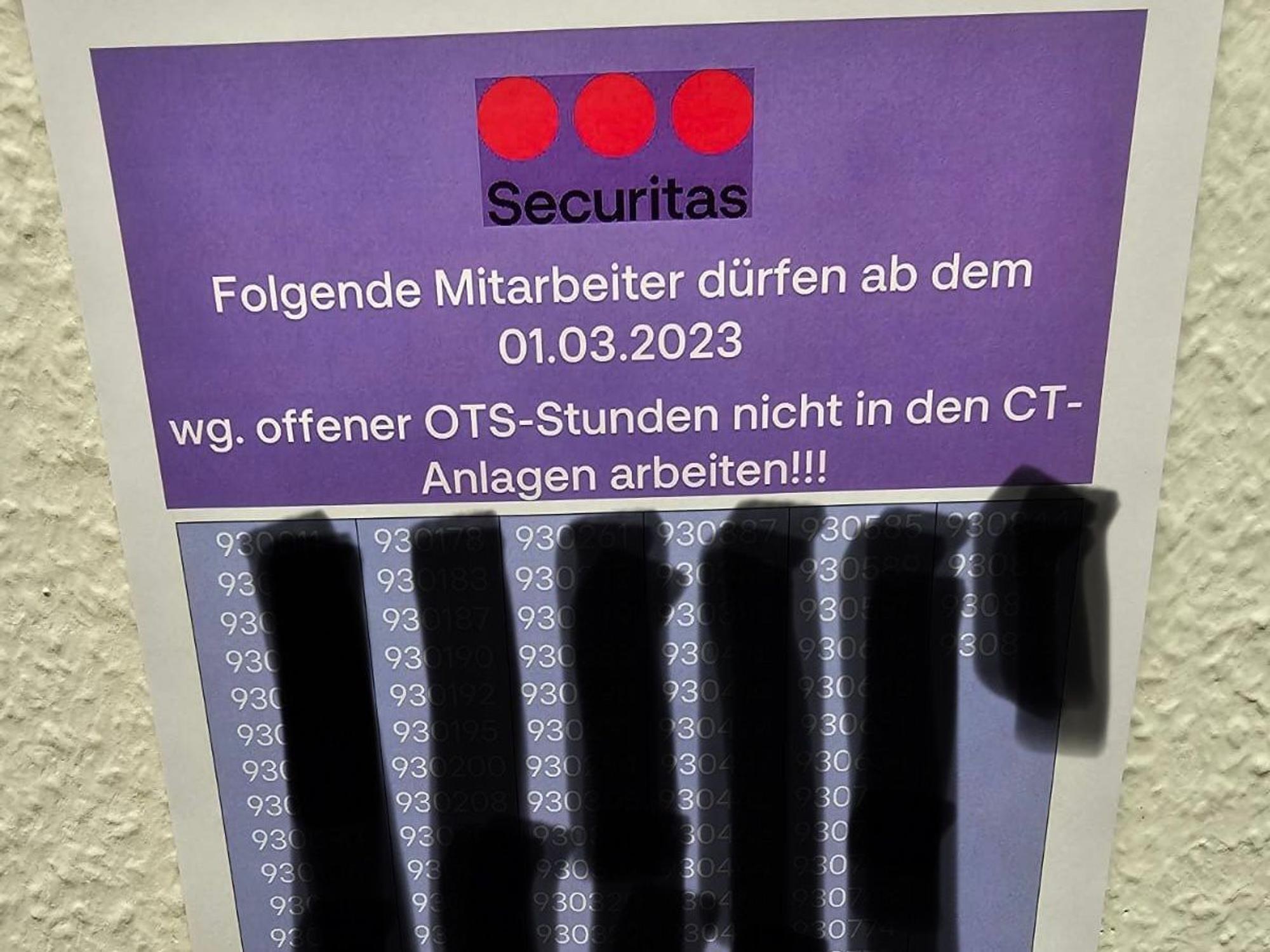 Ausgang mit dem Hinweis, welche Mitarbeiterinnen und Mitarbeiter nicht in den CT-Anlagen arbeiten dürfen.