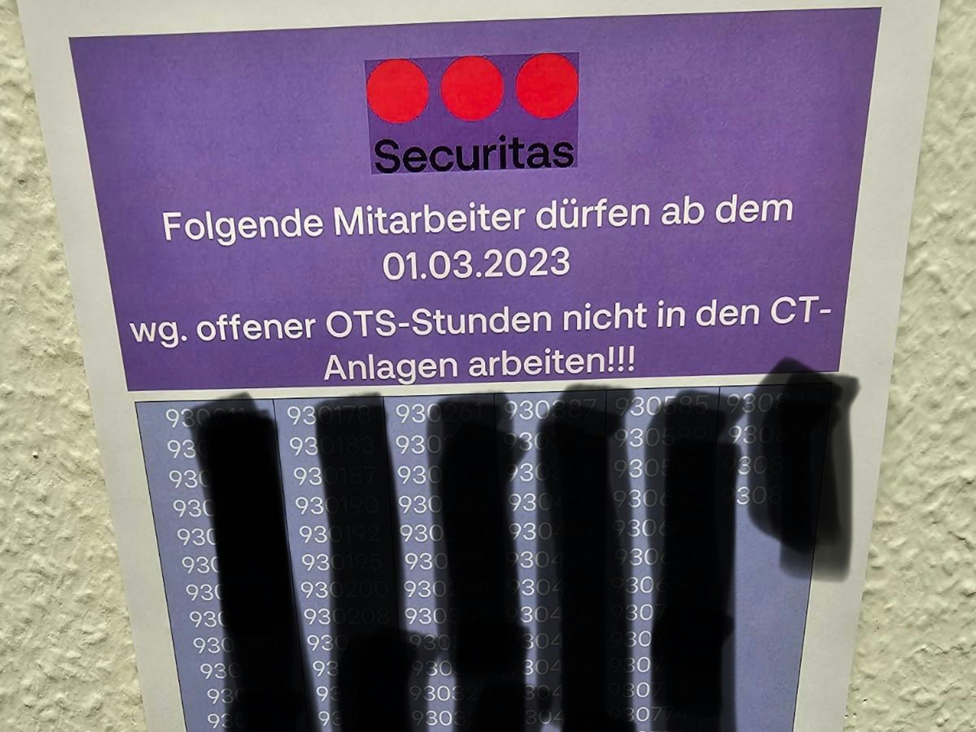 Ausgang mit dem Hinweis, welche Mitarbeiterinnen und Mitarbeiter nicht in den CT-Anlagen arbeiten dürfen.