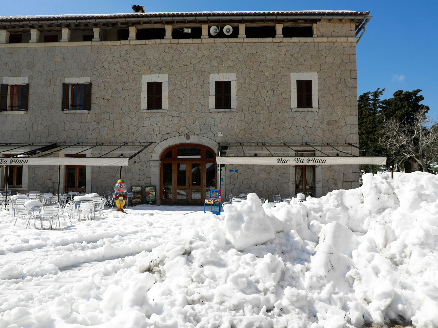 Die Parkplätze und die Außengastronomie des Kloster Lluc im Wallfahrtsort Escora ist mit Schnee bedeckt. Mallorca hat zur Bewältigung der Folgen des Wintersturms „Juliette“ die Hilfe der militärischen Nothilfe-Einheit UME angefordert. Im Kloster Lluc waren knapp 100 Ausflügler ohne Handyempfang und Strom eingeschneit.