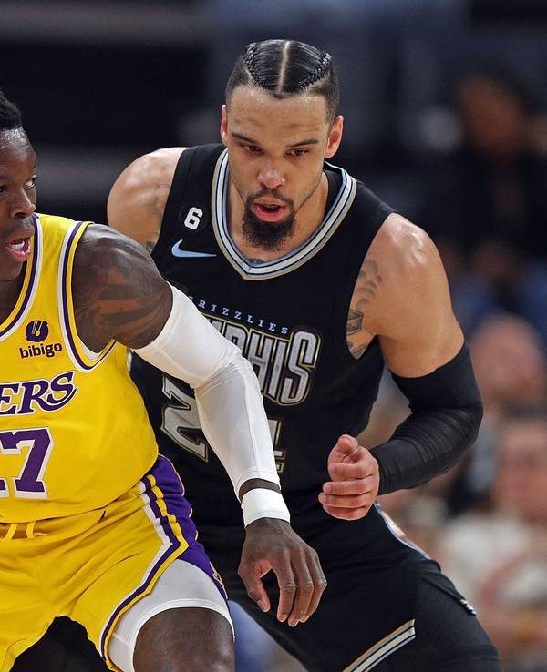 Dennis Schröder (l.) mit Ball in der Hand versucht sich gegen Grizzlies Dillon Brooks zu behaupten.