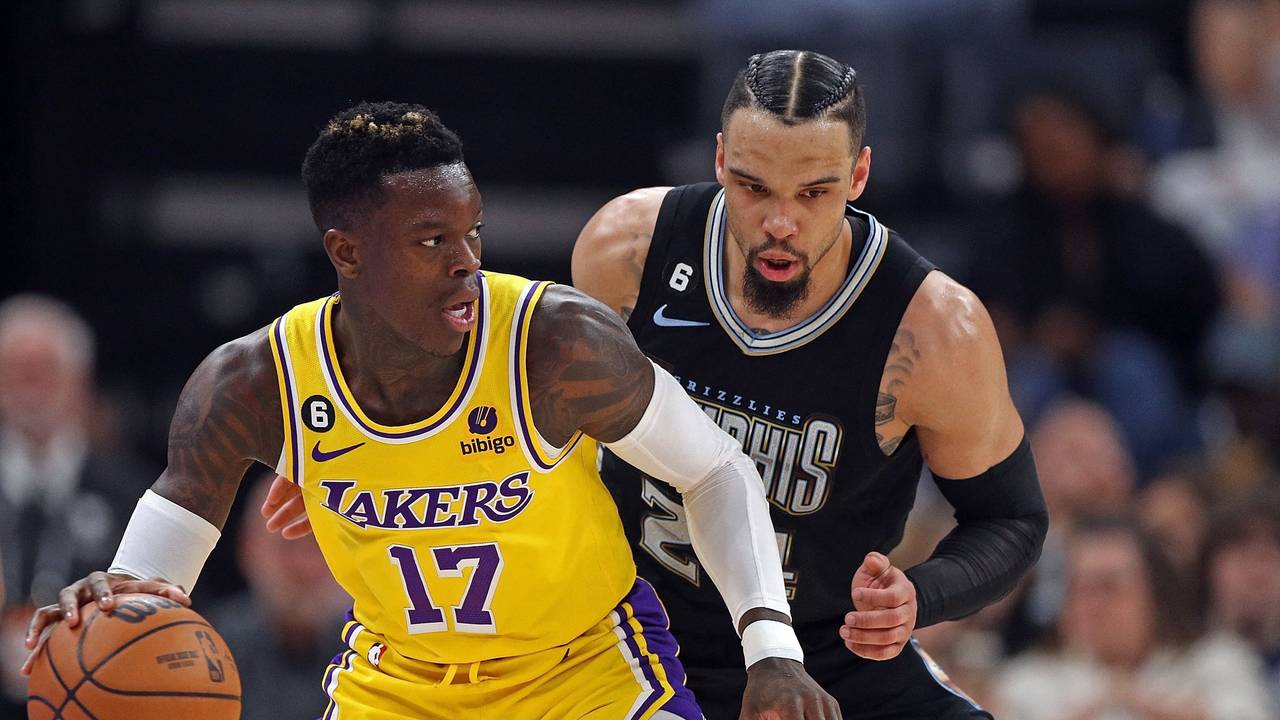 Dennis Schröder (l.) mit Ball in der Hand versucht sich gegen Grizzlies Dillon Brooks zu behaupten.