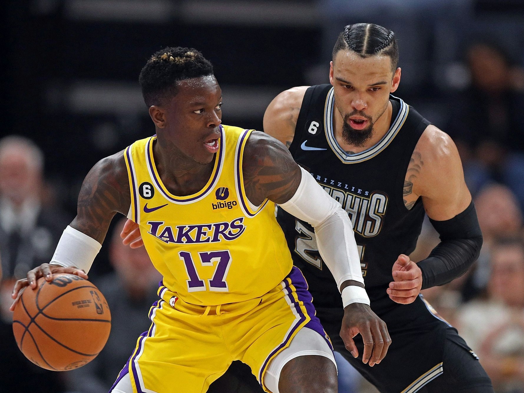 Dennis Schröder (l.) mit Ball in der Hand versucht sich gegen Grizzlies Dillon Brooks zu behaupten.