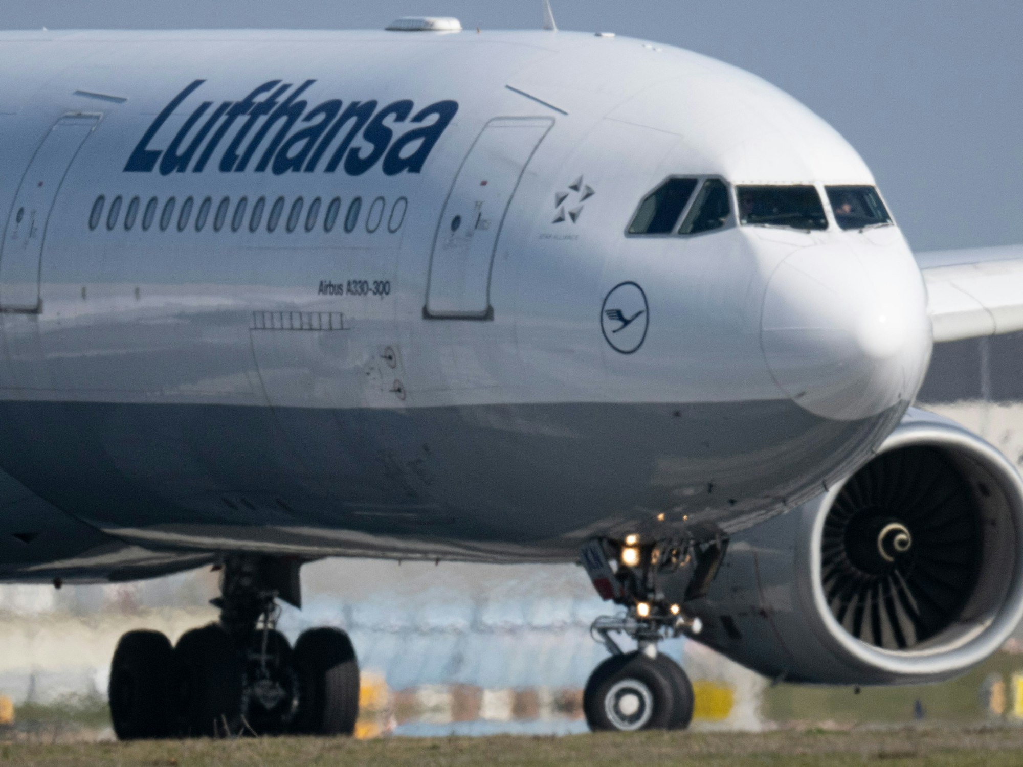 Eine Passagiermaschine der Lufthansa rollt auf dem Flughafen Frankfurt zu ihrer Startposition.