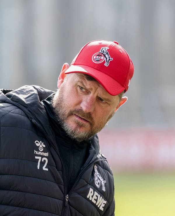 Steffen Baumgart steht beim Training des 1, FC Köln auf dem Rasen.