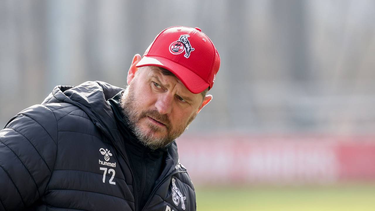 Steffen Baumgart steht beim Training des 1, FC Köln auf dem Rasen.