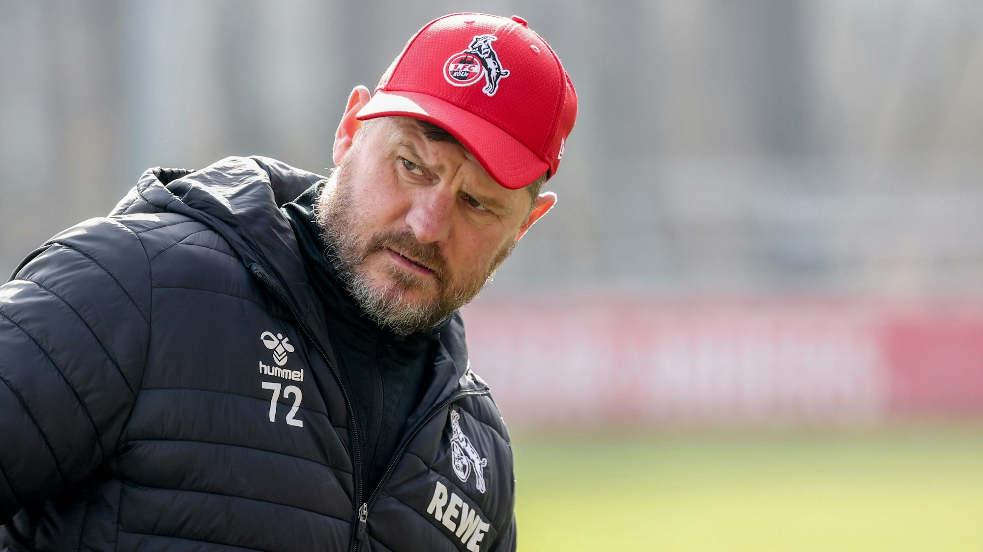 Steffen Baumgart steht beim Training des 1. FC Köln auf dem Rasen.