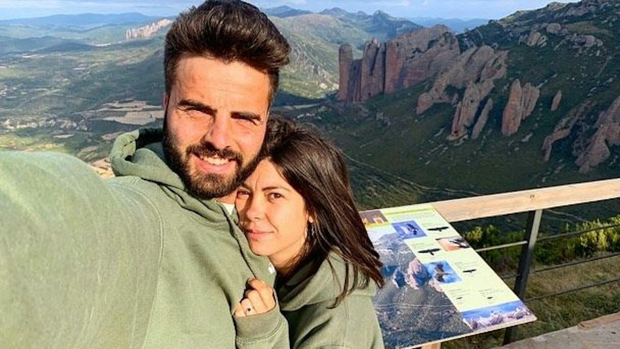 Pelayo Novo posiert mit seiner späteren Ehefrau Iciar López auf einem Foto