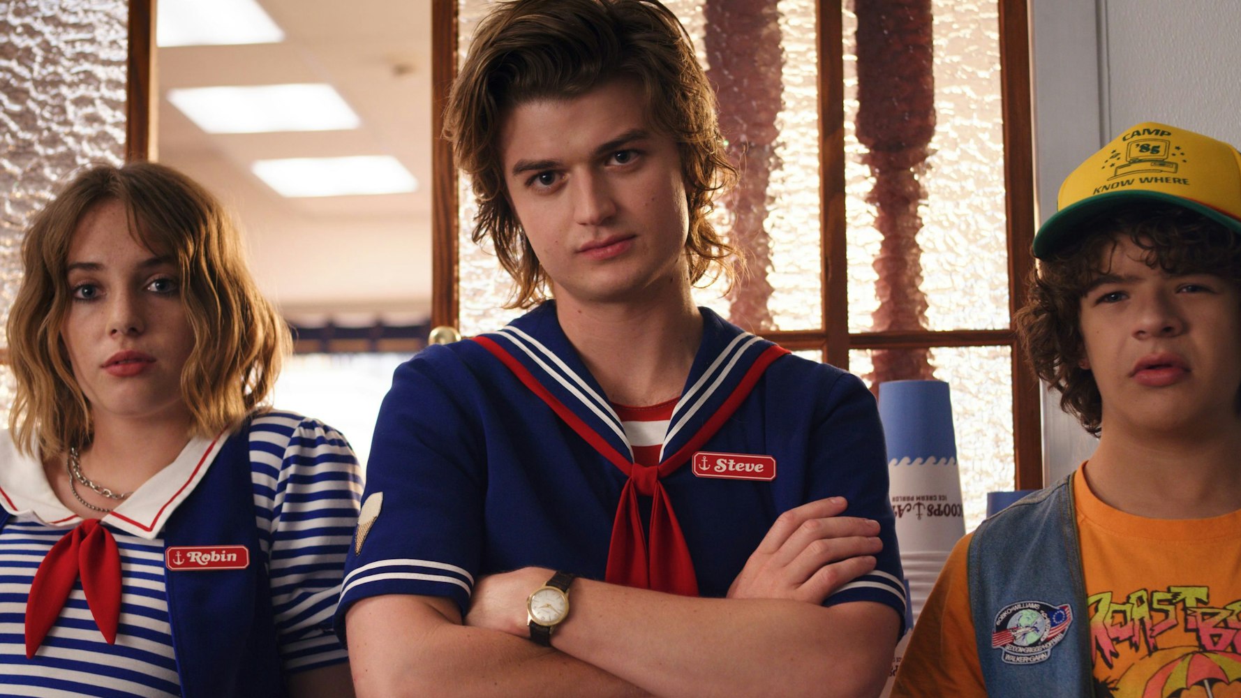 Die Schauspieler Maya Hawke (als Robin, l-r), Joe Keery (Steve) und Gaten Matarazzo (Dustin) in einer Szene der Netflix-Serie "Stranger Things". Maya Hawke ist bekannt für ihren Einsatz für die queere-community.