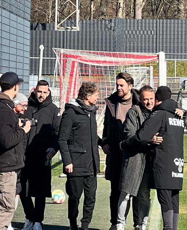 Zum Abschied umarmten sich Bundestrainer Hansi Flick und FC-Coach Steffen Baumgart, am Mitwoch (1. März 2023) am Geißbockheim.
