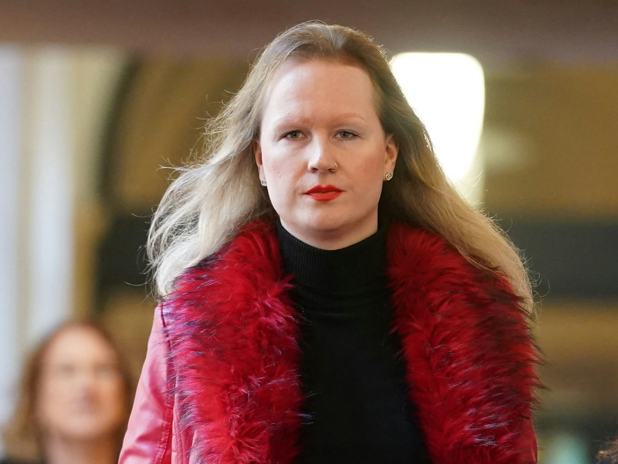 Samia S., Opfer und Nebenklägerin, kommt vor Beginn des Prozesstages zum Sitzungssaal im Strafjustizgebäude.