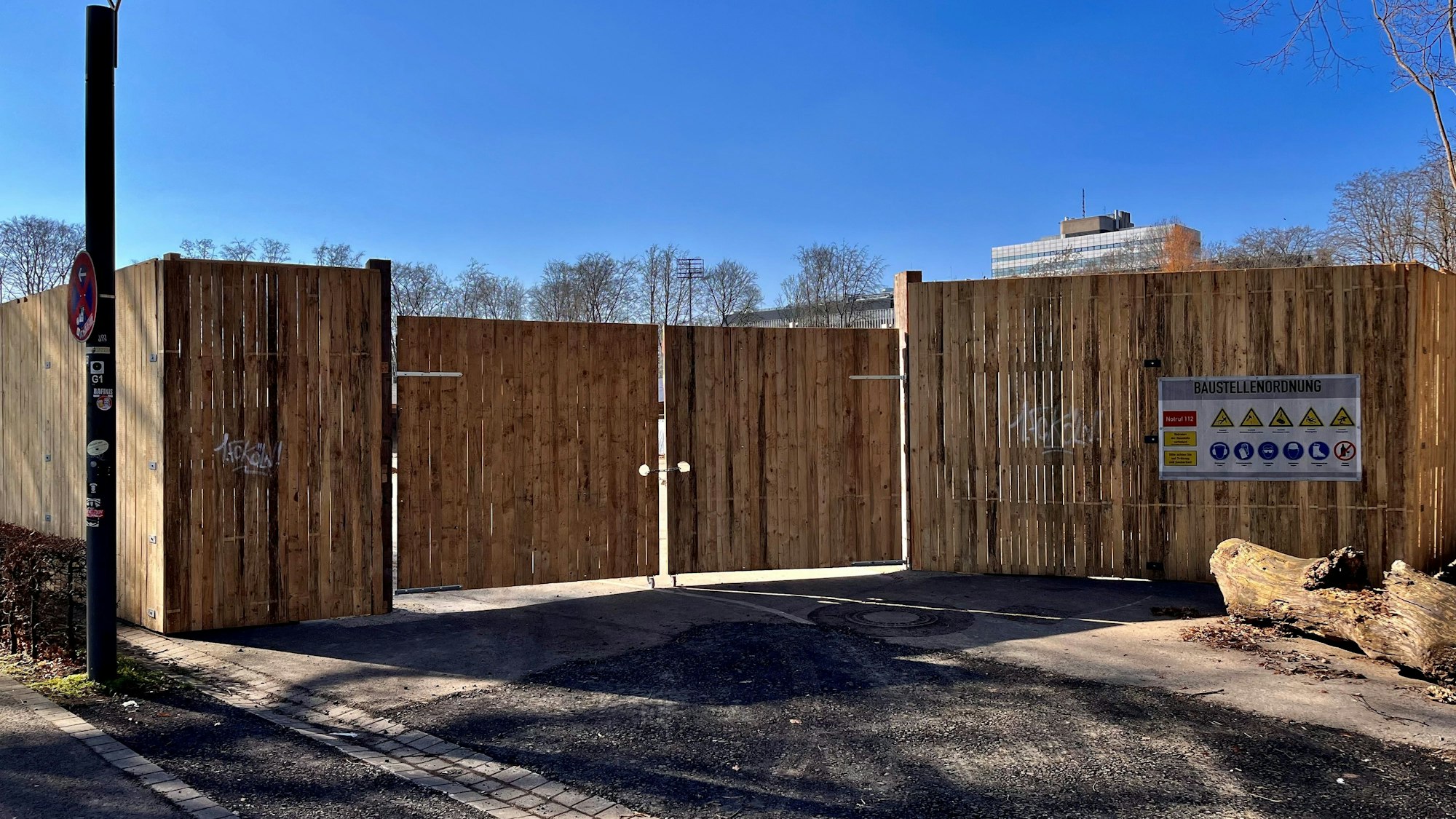 Blick auf den Zaun an der Baustelle für das neue Radsportzentrum in Köln-Müngersdorf.