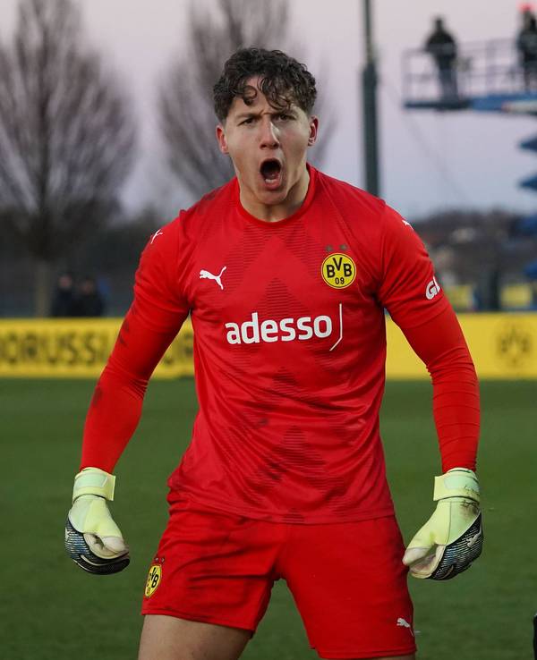 BVB-Keeper Silas Ostrzinski jubelt.