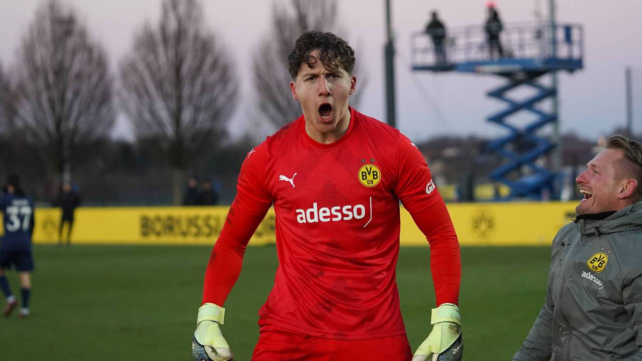 BVB-Keeper Silas Ostrzinski jubelt.