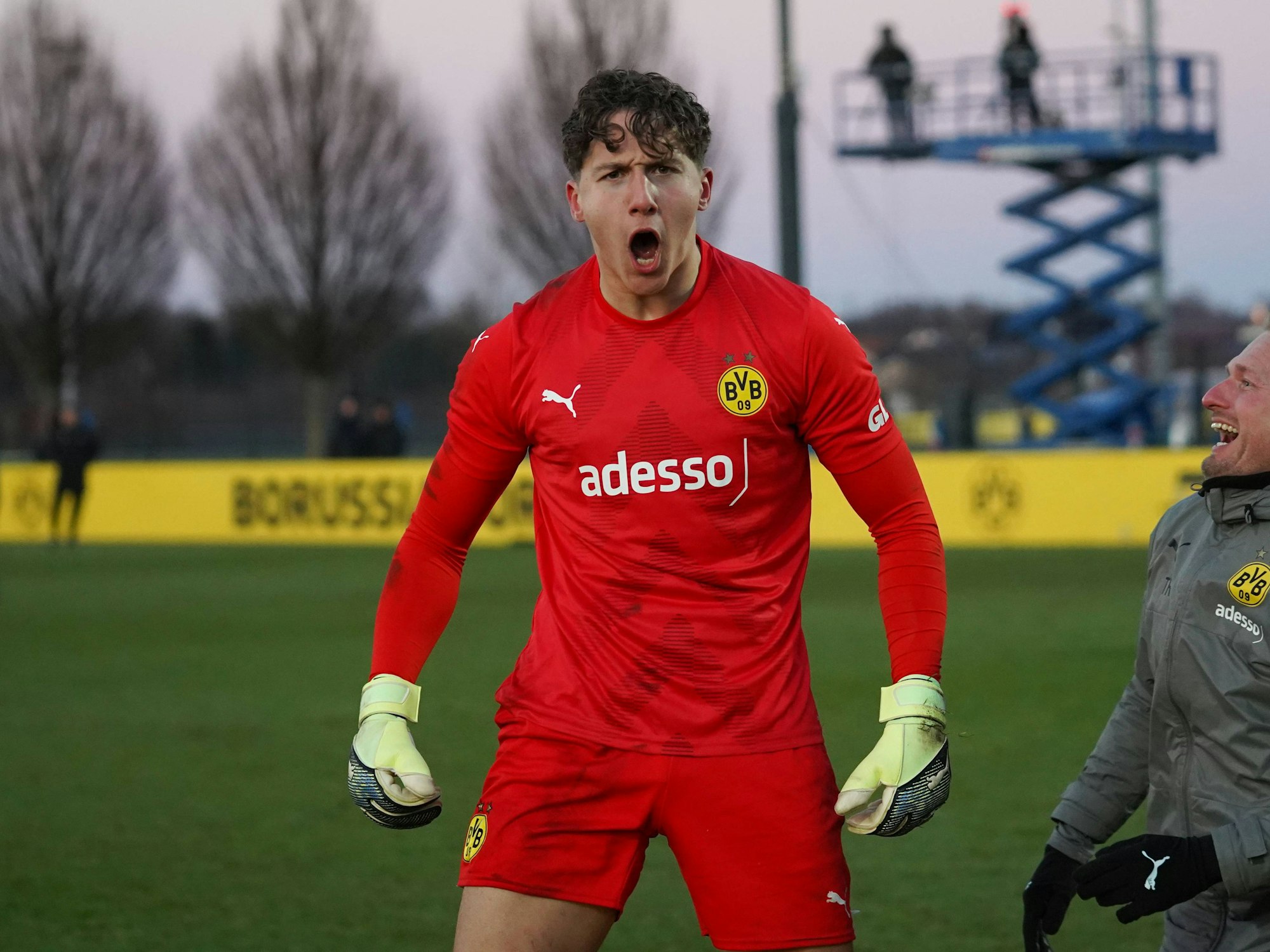 BVB-Keeper Silas Ostrzinski jubelt.