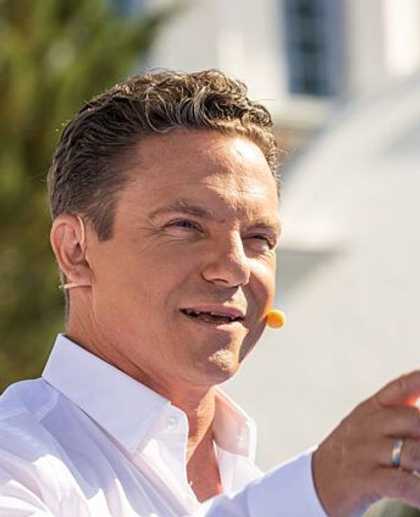 Moderator und Sänger Stefan Mross steht während der Liveübertragung der Sendung "Immer wieder sonntags" auf der Bühne.