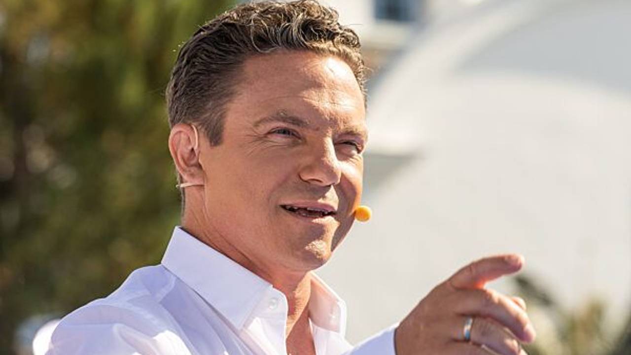 Moderator und Sänger Stefan Mross steht während der Liveübertragung der Sendung "Immer wieder sonntags" auf der Bühne.