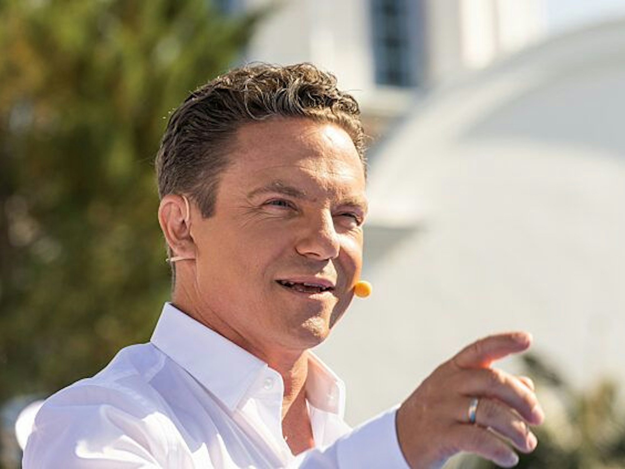 Moderator und Sänger Stefan Mross steht während der Liveübertragung der Sendung "Immer wieder Sonntags" auf der Bühne. In einer neuen Arena begrüßt Moderator Stefan Mross ab 12.06.2022 das «Immer wieder sonntags»-Publikum.