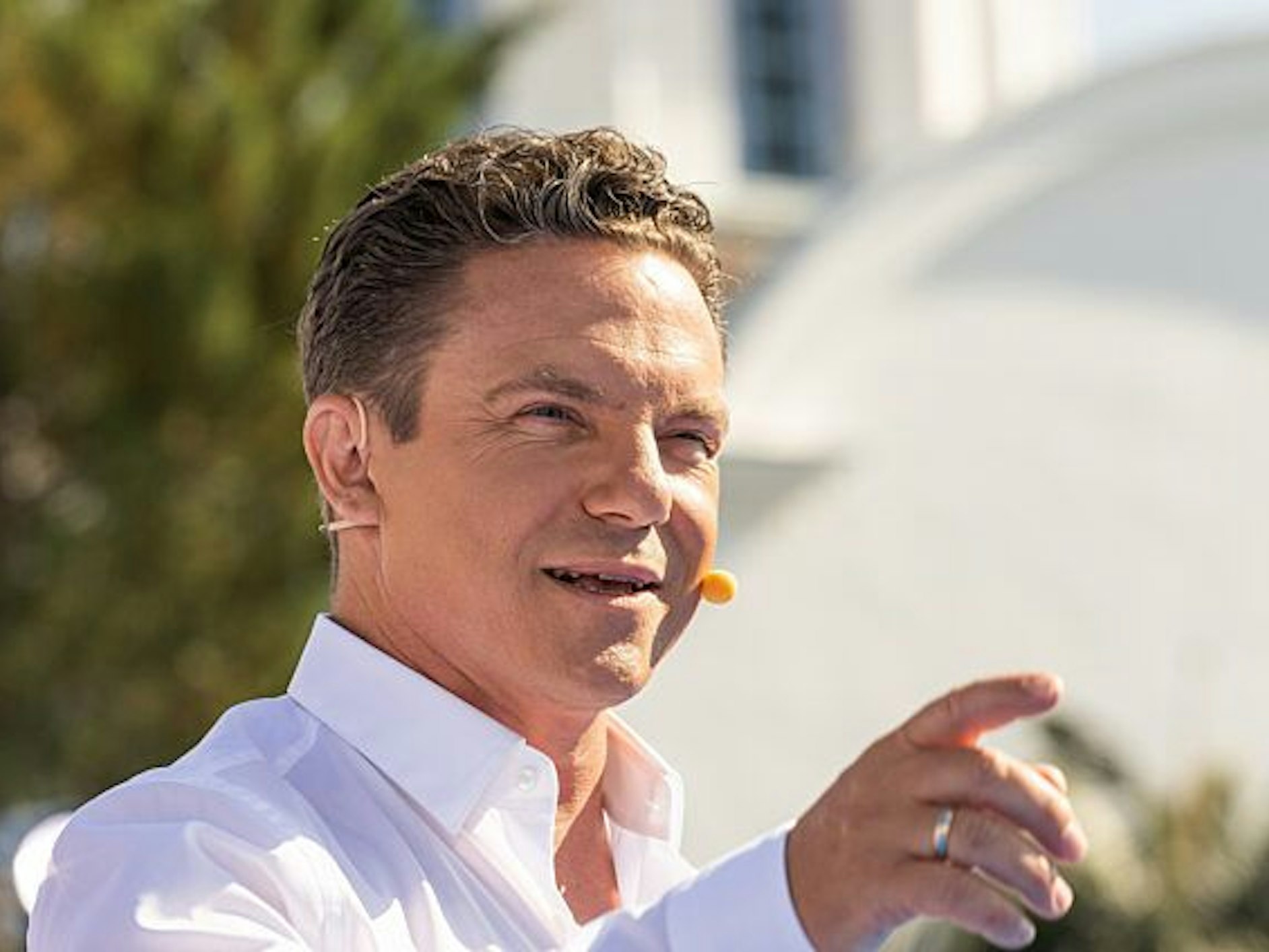 Moderator und Sänger Stefan Mross steht während der Liveübertragung der Sendung "Immer wieder sonntags" auf der Bühne.