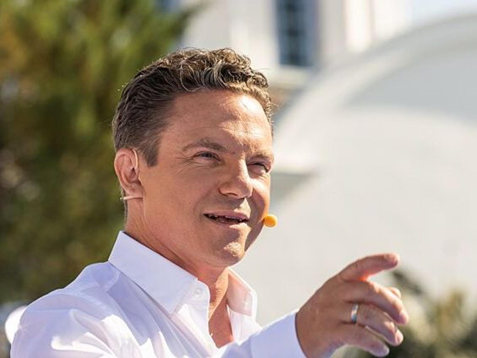 Moderator und Sänger Stefan Mross steht während der Liveübertragung der Sendung "Immer wieder sonntags" auf der Bühne.