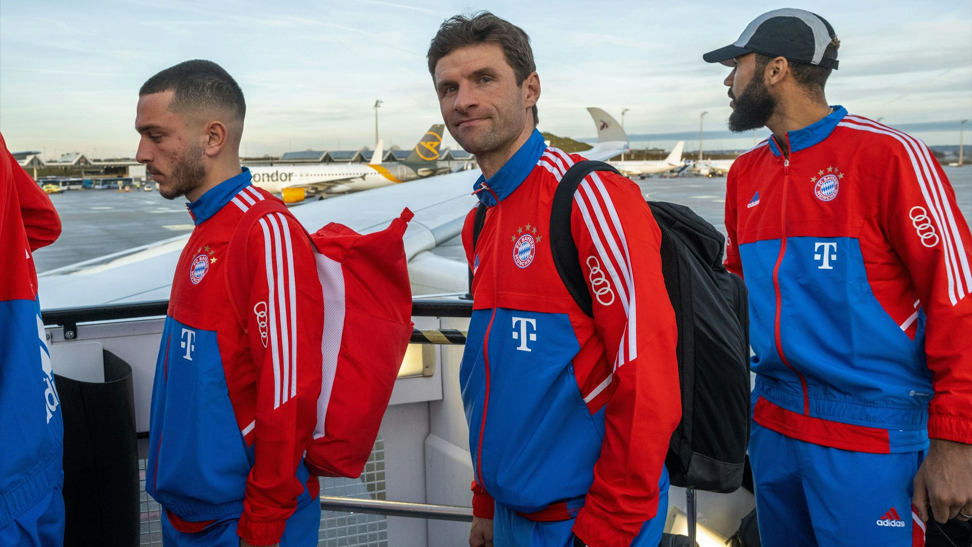 Thomas Müller (M) und Eric Maxim Choupo-Moting (r), Spieler des Fußball-Bundesligisten FC Bayern München, steigen am Flughafen München in ein Flugzeug vor der Abreise ins Trainingslager nach Doha in Katar ein.