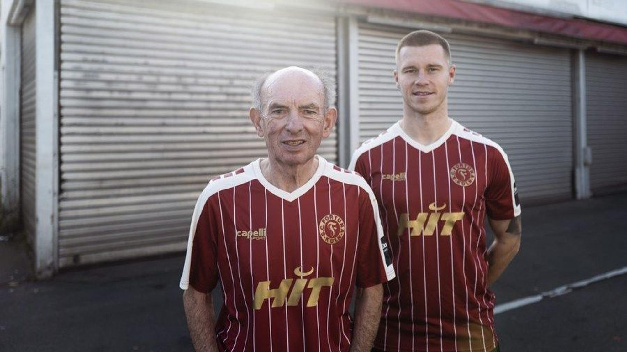 Hannes Linßen und Angelo Langer zeigen das neue Trikot von Fortuna Köln.