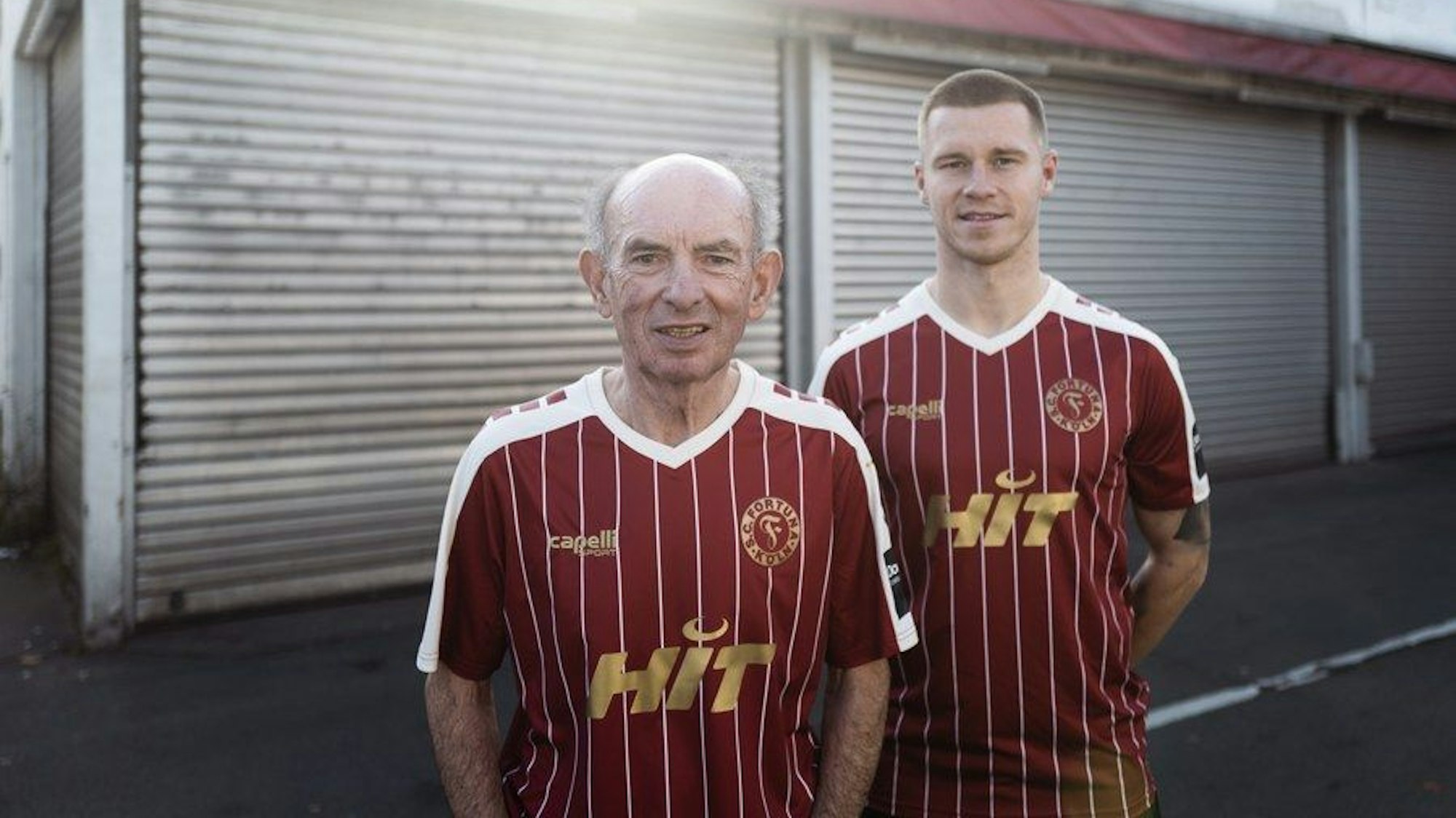 Hannes Linßen und Angelo Langer zeigen das neue Trikot von Fortuna Köln.