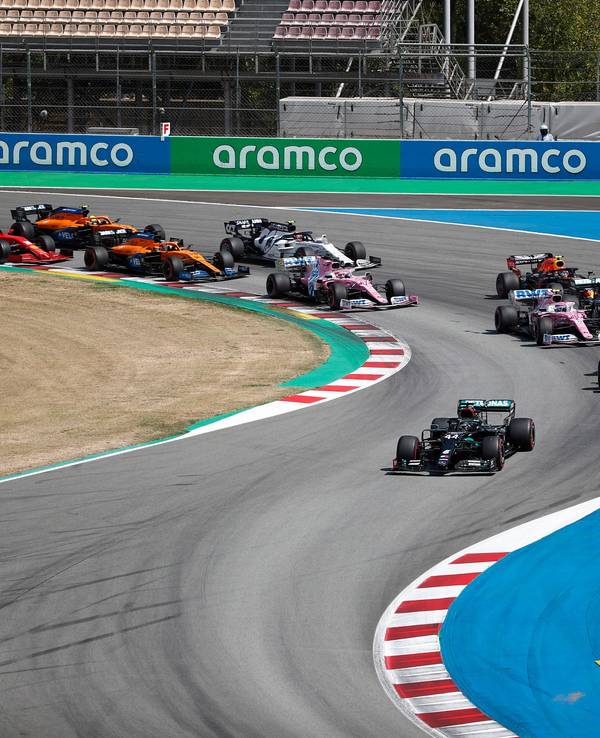 Lewis Hamilton aus Großbritannien vom Team Mercedes führt das Feld nach dem Start an.