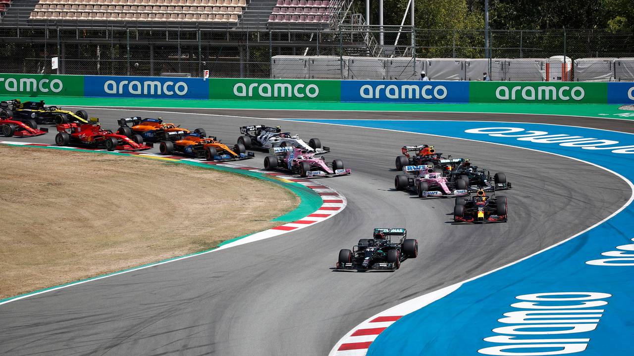 Lewis Hamilton aus Großbritannien vom Team Mercedes führt das Feld nach dem Start an.