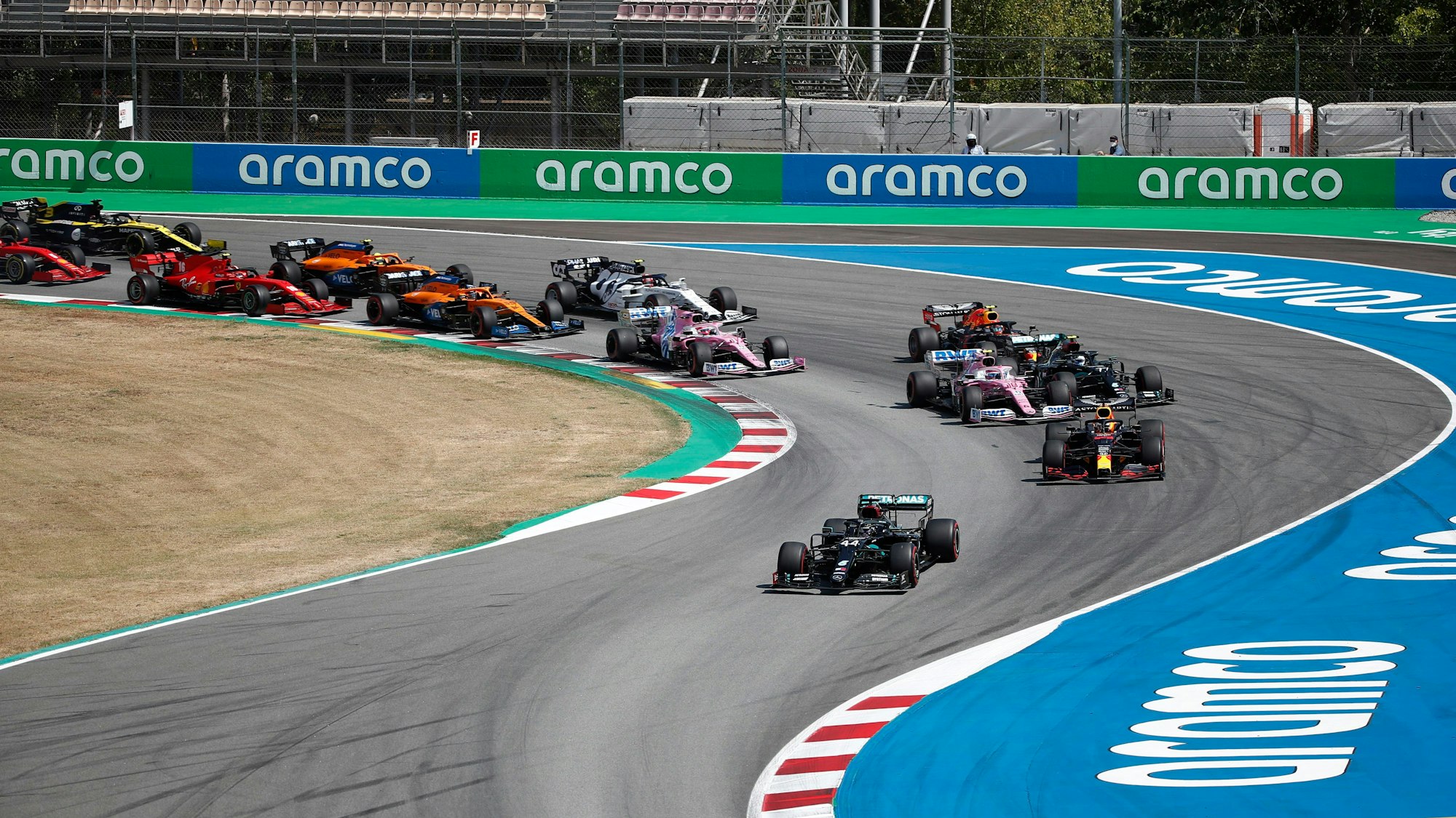 Lewis Hamilton aus Großbritannien vom Team Mercedes führt das Feld nach dem Start an.