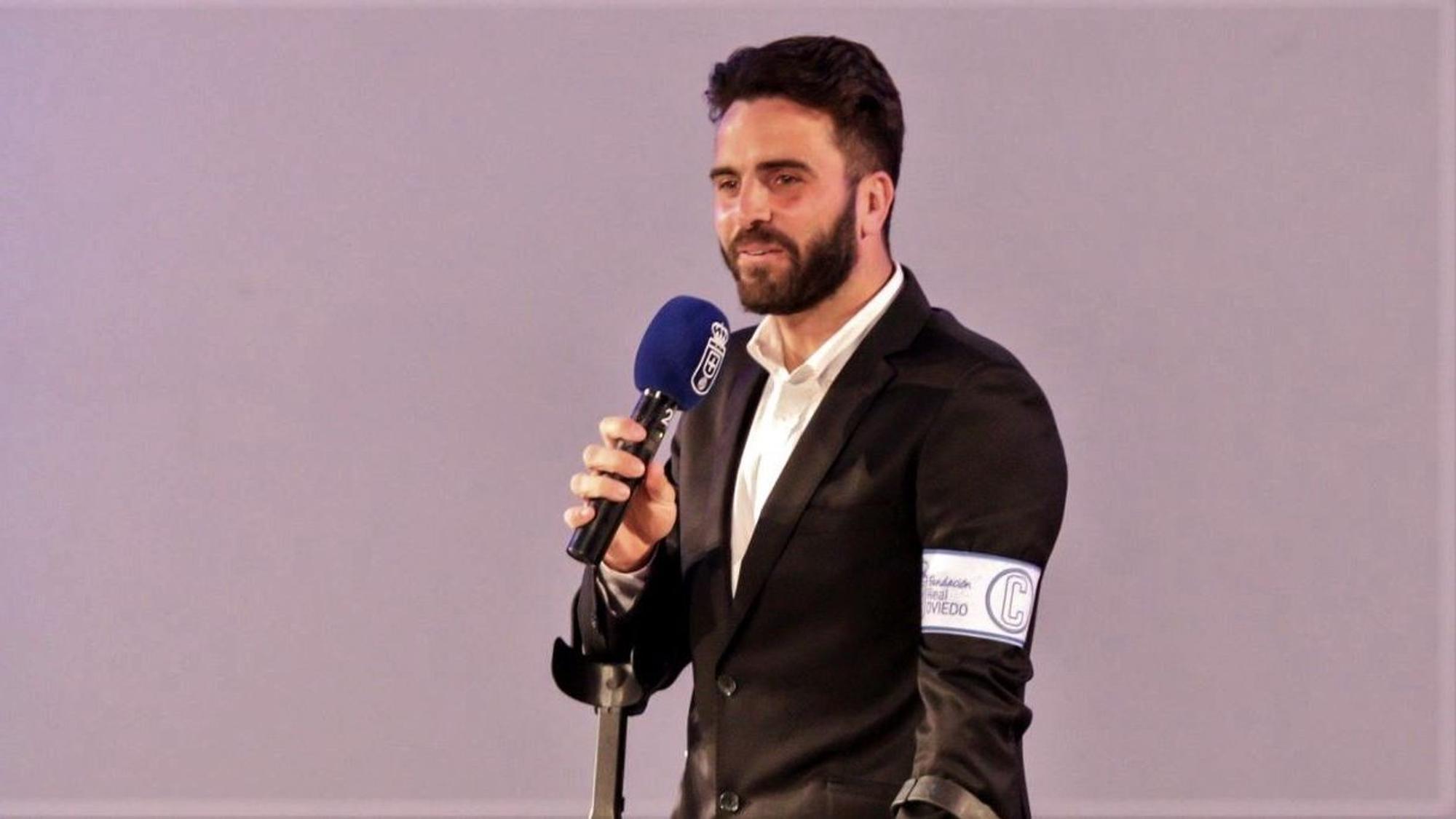 Pelayo Novo spricht bei einer Gala auf der Bühne.
