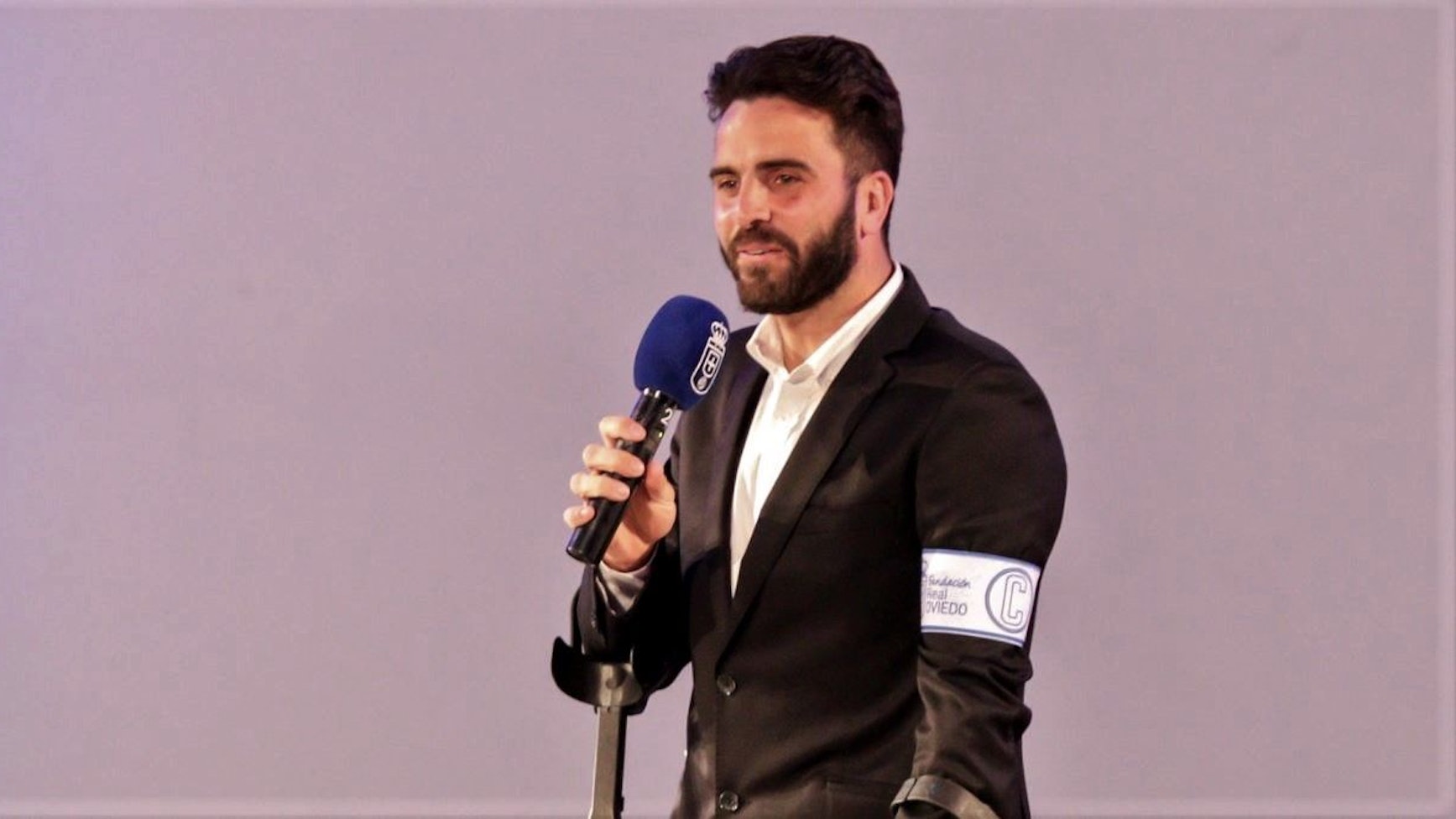 Pelayo Novo spricht bei einer Gala auf der Bühne.