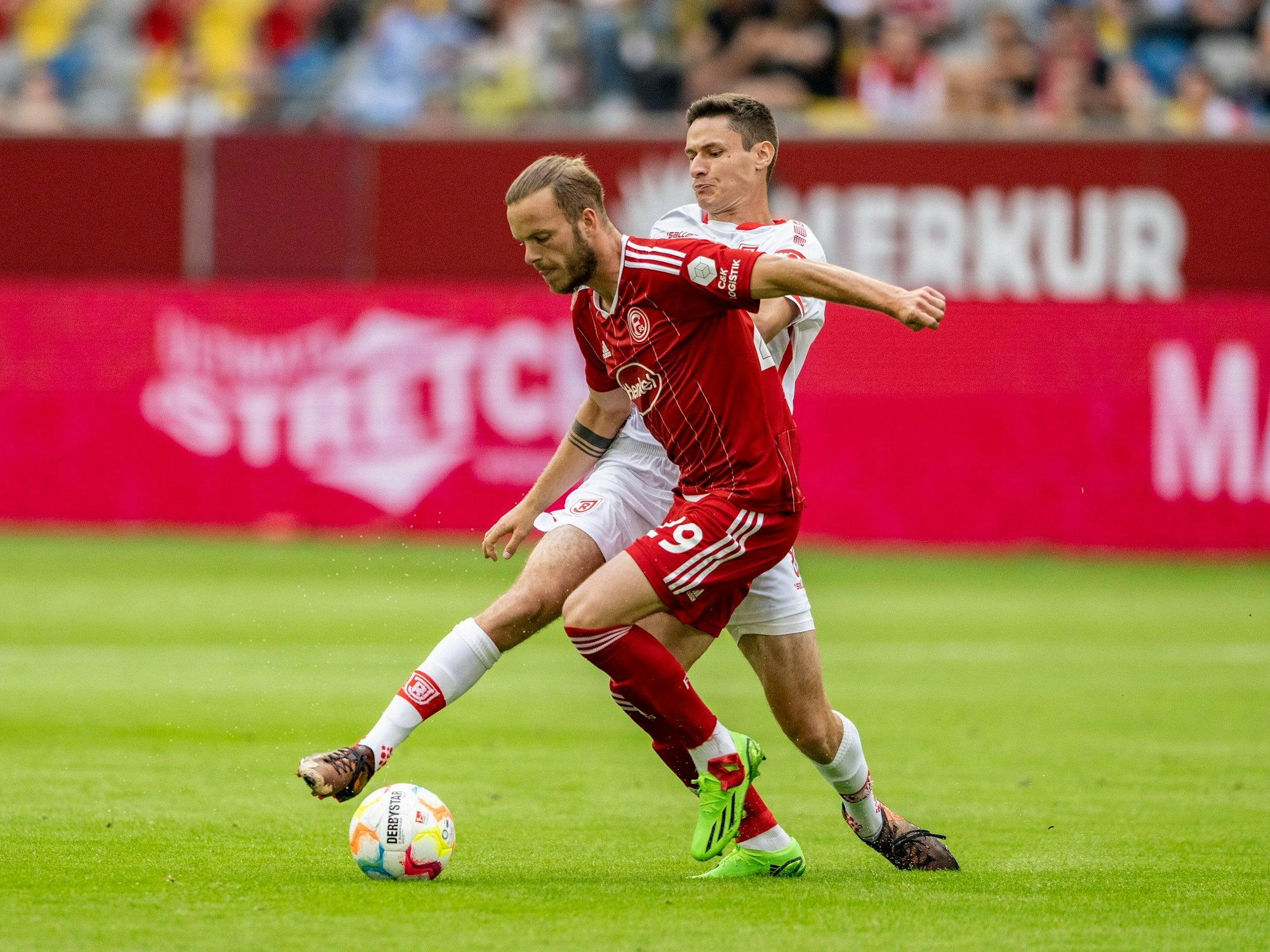Regensburgs Maximilian Thalhammer und Düsseldorfs Jorrit Hendrix kämpfen um den Ball.
