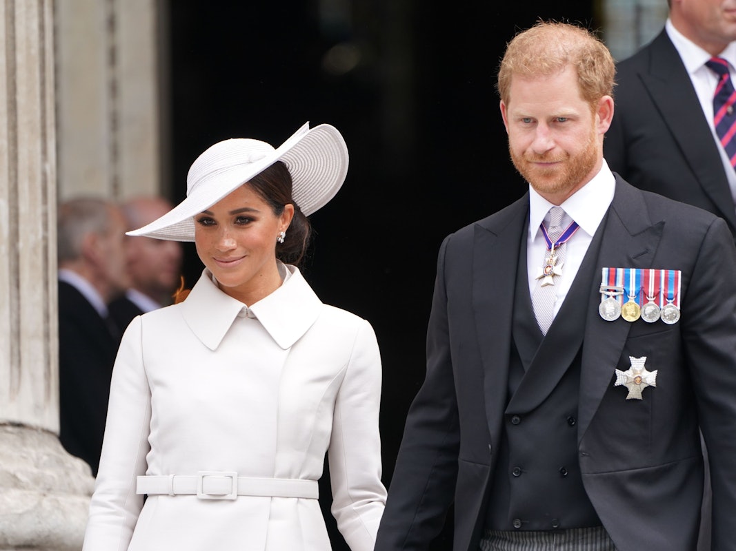 Meghan, Herzogin von Sussex, und Prinz Harry, Herzog von Sussex, verlassen nach der Dankes-Messe die St. Paul's Kathedrale in England.
