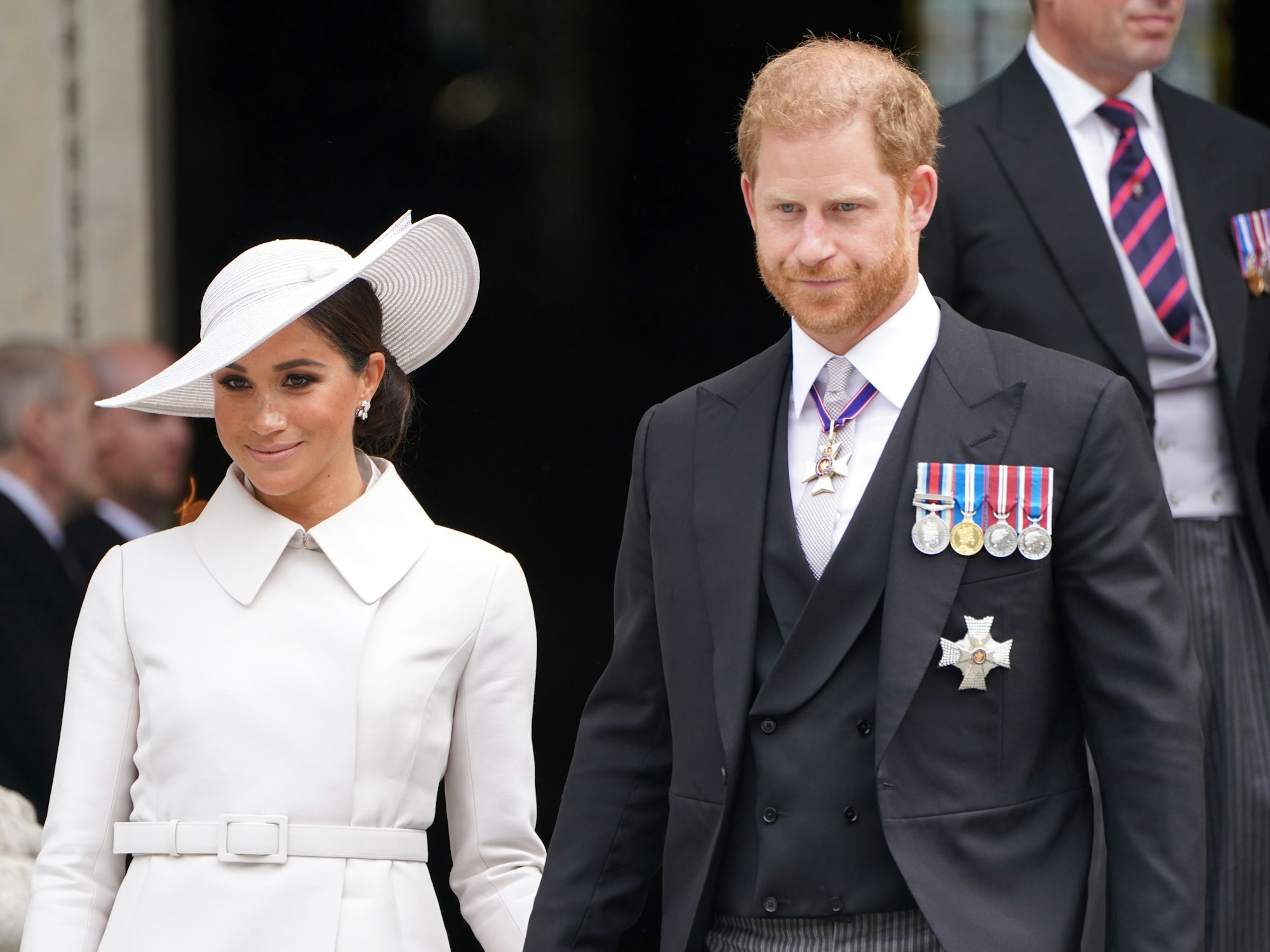 Meghan, Herzogin von Sussex, und Prinz Harry, Herzog von Sussex, verlassen nach der Dankes-Messe die St. Paul's Kathedrale in England.