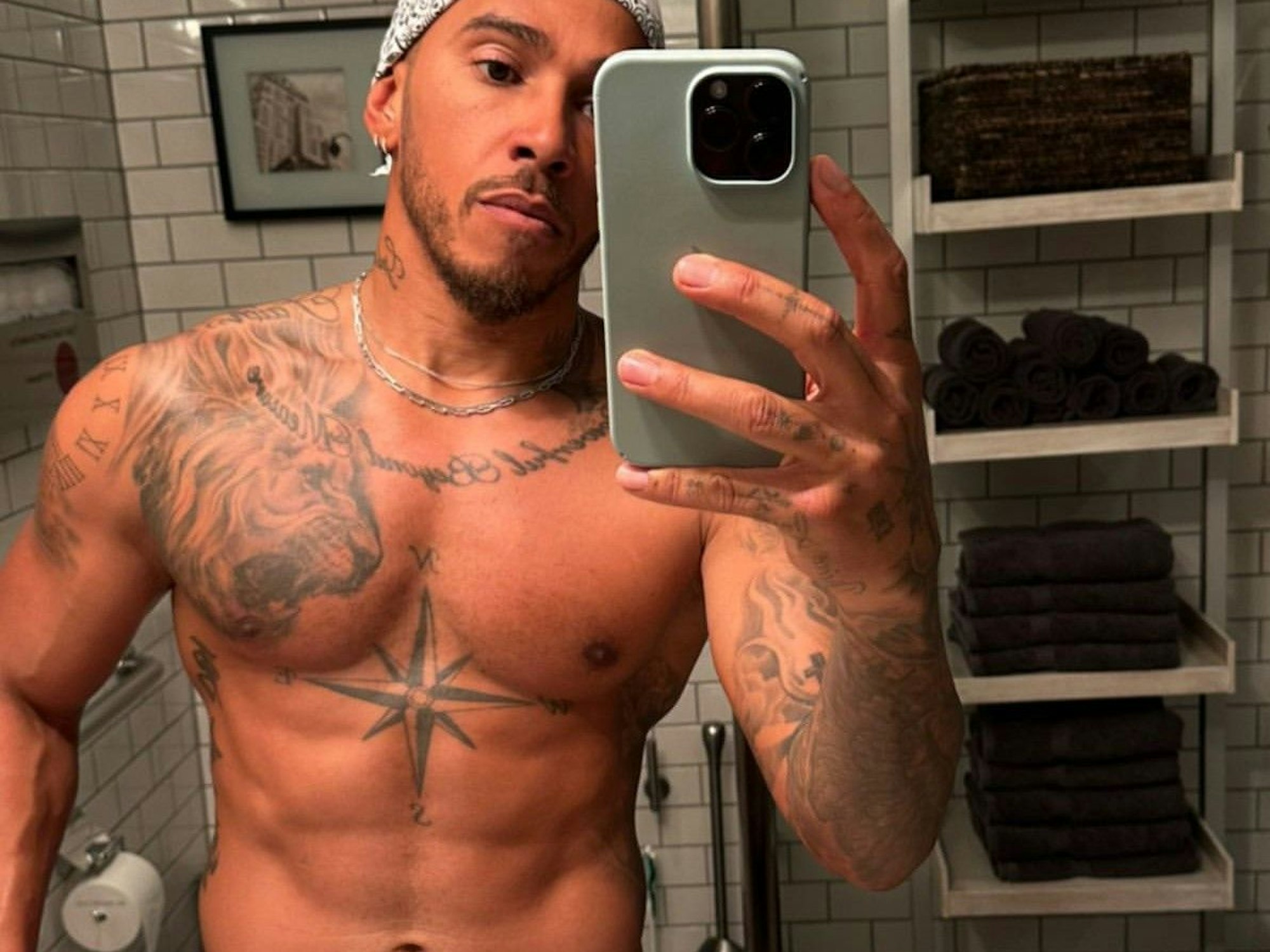 Lewis Hamilton zeigt in der Vorbereitung auf die neue Formel-1-Saison sein Sixpack.