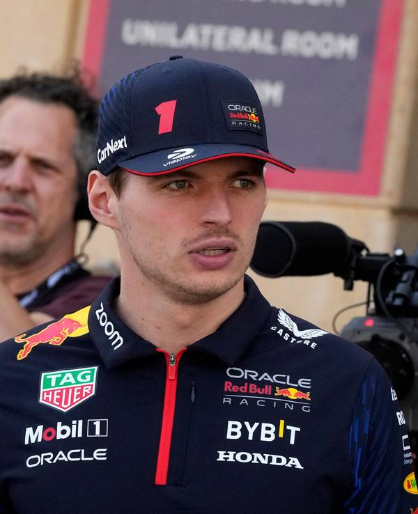 Max Verstappen, Red-Bull-Fahrer aus den Niederlanden kommt während eines Formel-1-Tests vor der Saison auf dem Bahrain International Circuit im Fahrerlager an.