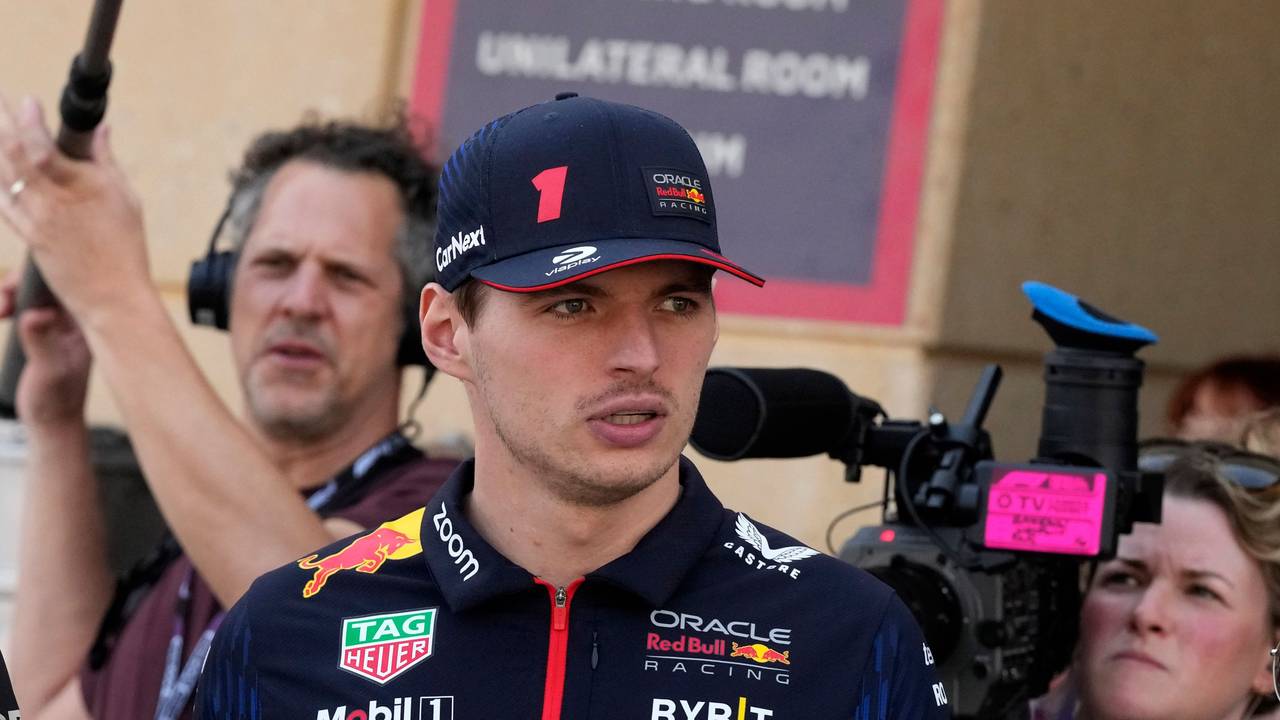 Max Verstappen, Red-Bull-Fahrer aus den Niederlanden kommt während eines Formel-1-Tests vor der Saison auf dem Bahrain International Circuit im Fahrerlager an.