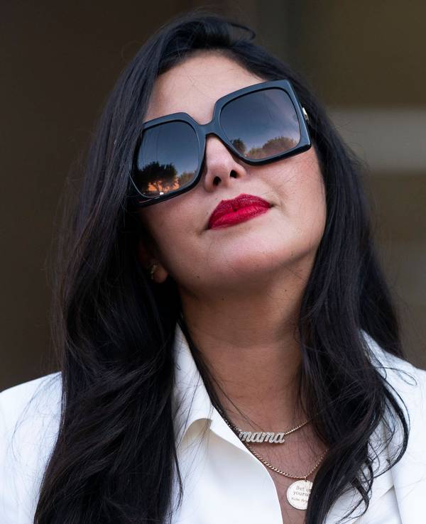 Vanessa Bryant, die Witwe von Kobe Bryant, mit Sonnenbrille vor dem Bundesgericht in Los Angeles. Die Familie des bei einem Hubschrauberabsturz gestorbenen US-Basketballstars Kobe Bryant erhält im Prozess um Fotos der Absturz-Opfer weitere Millionen vom Los Angeles County.