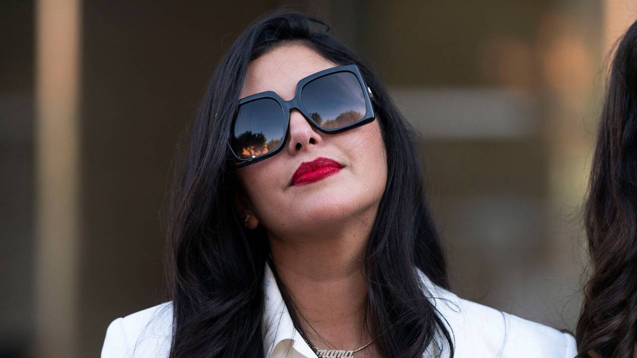 Vanessa Bryant, die Witwe von Kobe Bryant, mit Sonnenbrille vor dem Bundesgericht in Los Angeles. Die Familie des bei einem Hubschrauberabsturz gestorbenen US-Basketballstars Kobe Bryant erhält im Prozess um Fotos der Absturz-Opfer weitere Millionen vom Los Angeles County.