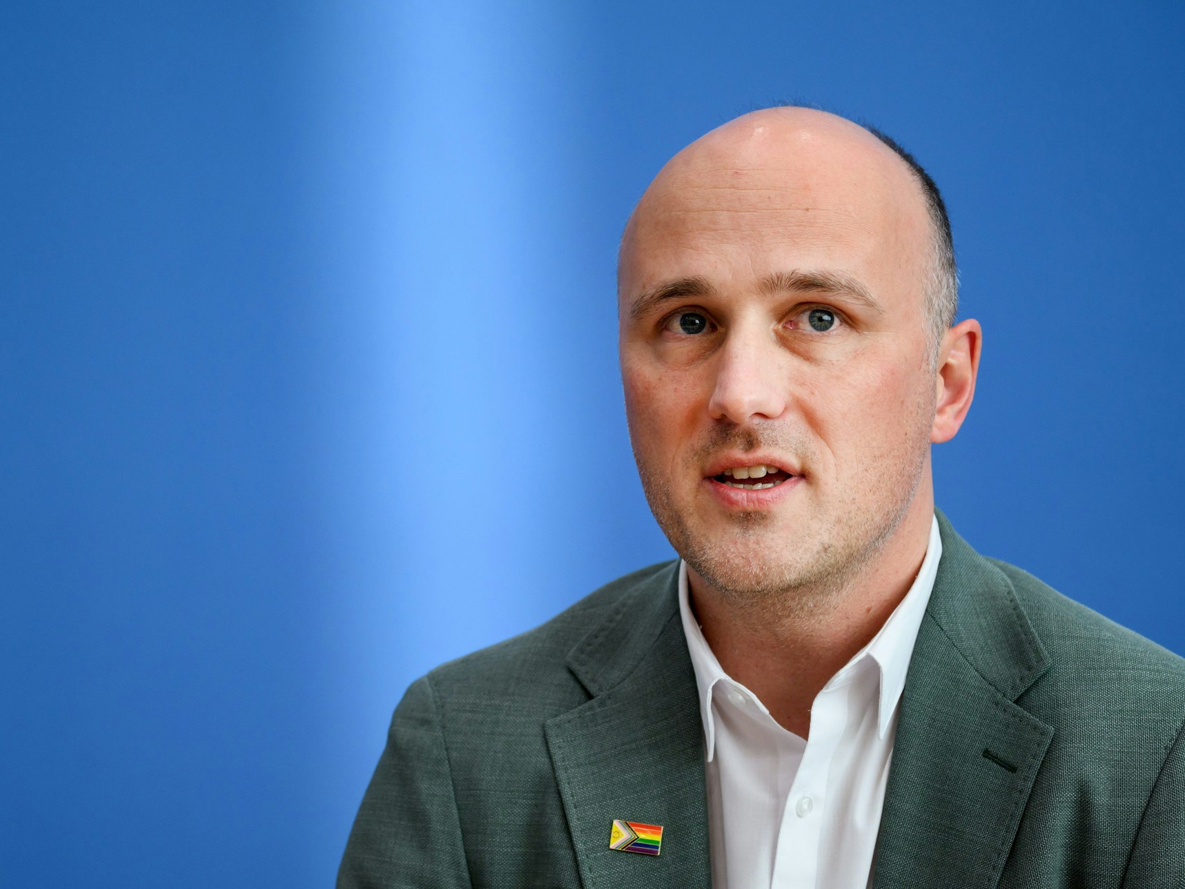 Sven Lehmann (Bündnis 90/Die Grünen), Parlamentarischer Staatssekretär im Bundesministerium für Familie, Senioren, Frauen und Jugend und Queer-Beauftragter der Bundesregierung. Das Foto wurde am 18. November 2022 aufgenommen.