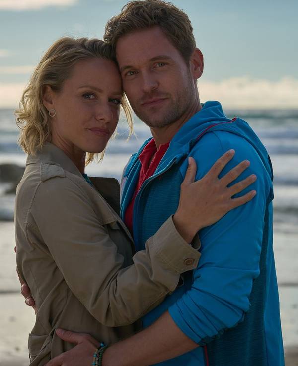 Pauline Parker (Lea Louisa Wolfram) und Erik Cameron (Joscha Kiefer) im Rosamunde Pilcher-Film.