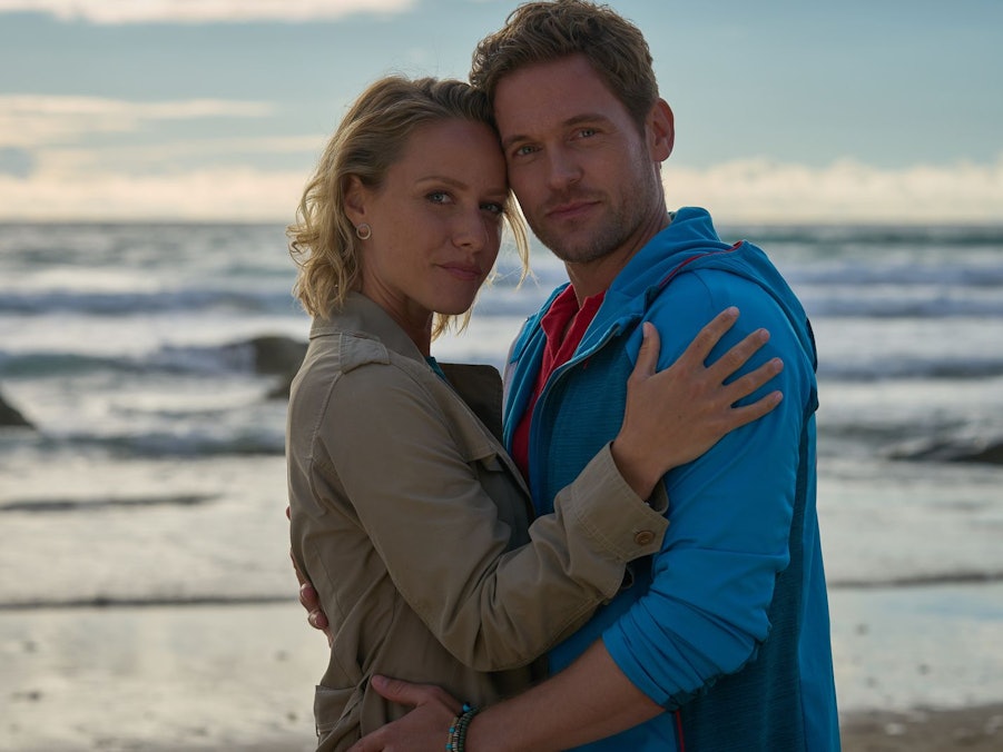 Pauline Parker (Lea Louisa Wolfram) und Erik Cameron (Joscha Kiefer) im Rosamunde Pilcher-Film.