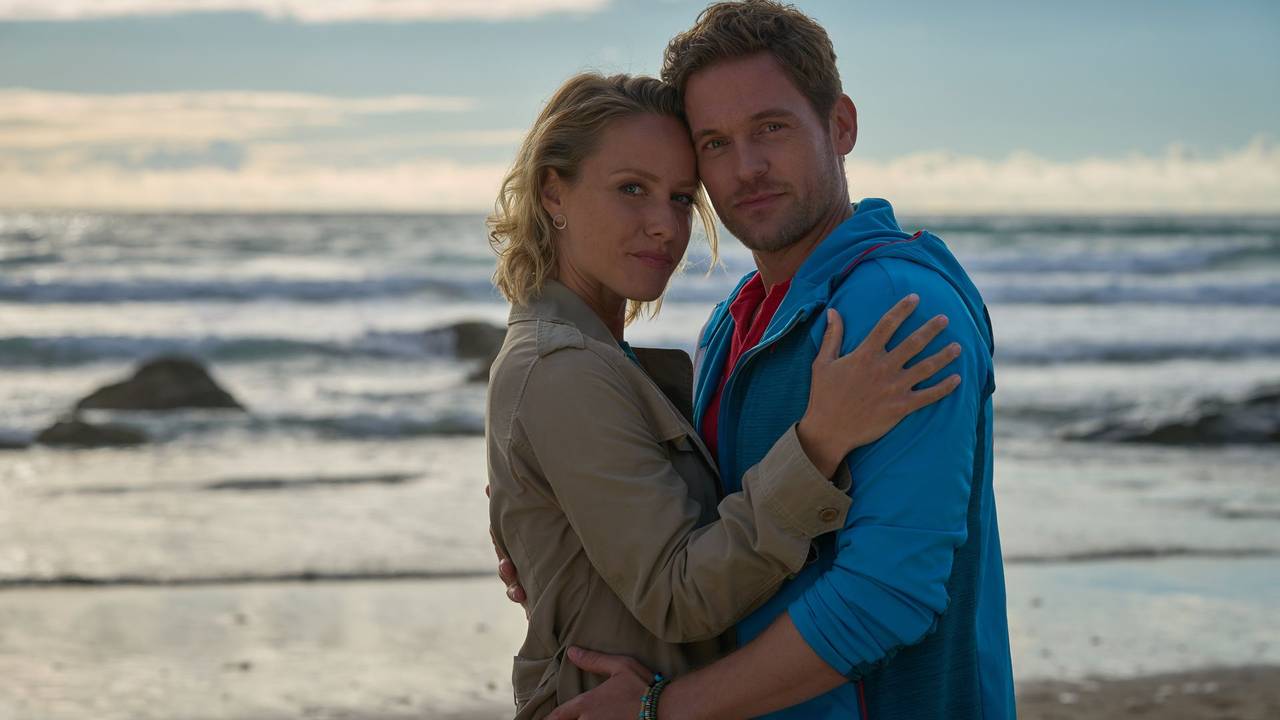 Pauline Parker (Lea Louisa Wolfram) und Erik Cameron (Joscha Kiefer) im Rosamunde Pilcher-Film.