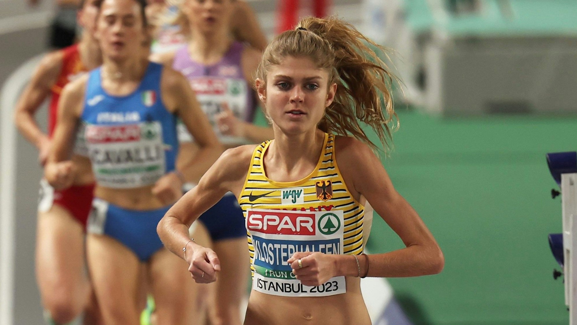 Konstanze Klosterhalfen rennt im Vorlauf bei der Hallen-EM ihren Konkurrentinnen davon.