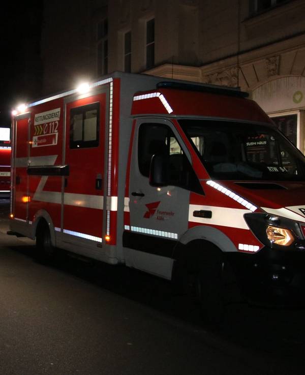 Fahrzeuge der Einsatzkräfte von Feuerwehr und Rettungsdienst stehen nach dem großflächigen Stromausfall in Mülheim auf der Straße.