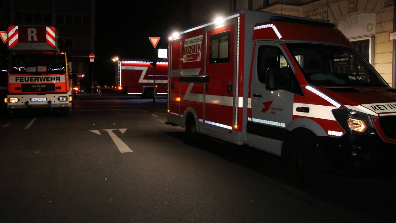 Fahrzeuge der Einsatzkräfte von Feuerwehr und Rettungsdienst stehen nach dem großflächigen Stromausfall in Mülheim auf der Straße.